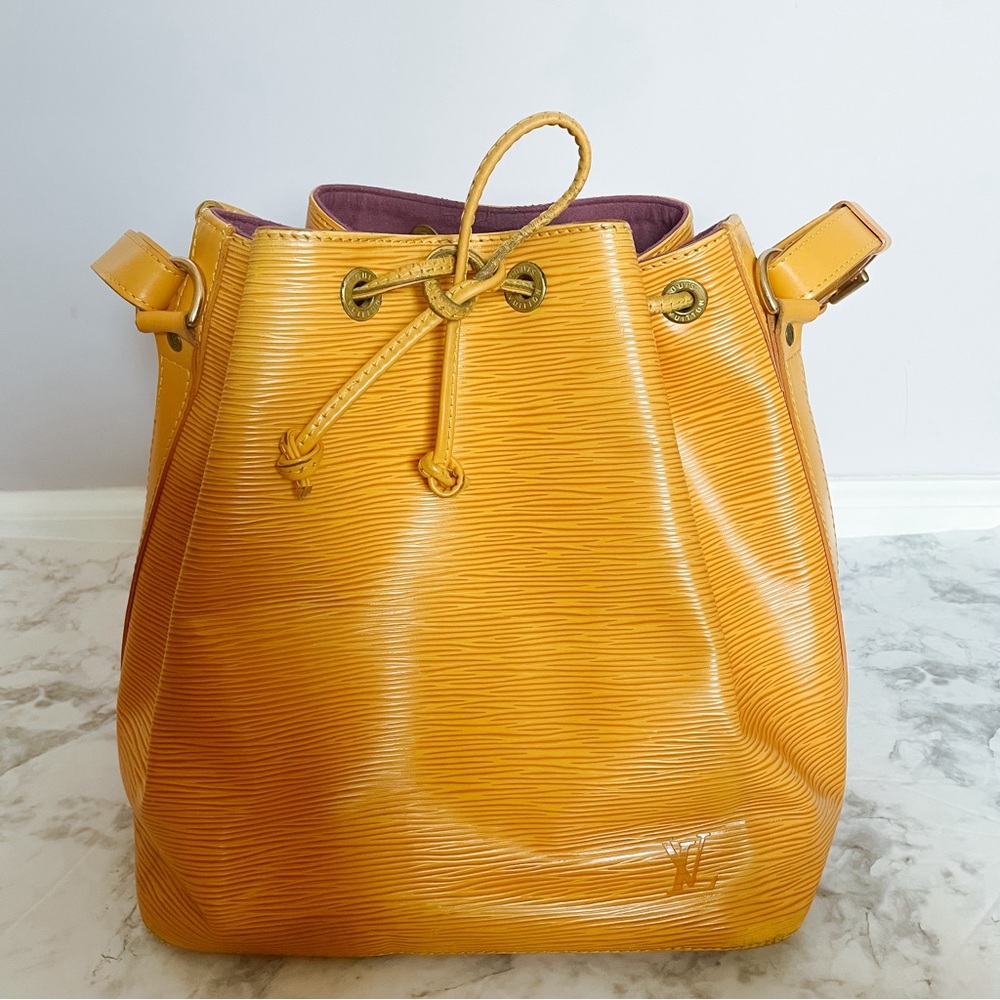 HOST PICK! Louis Vuitton Epi Noe Bucket Bag. Gorg Fall Color. Quiet Luxury! EUC